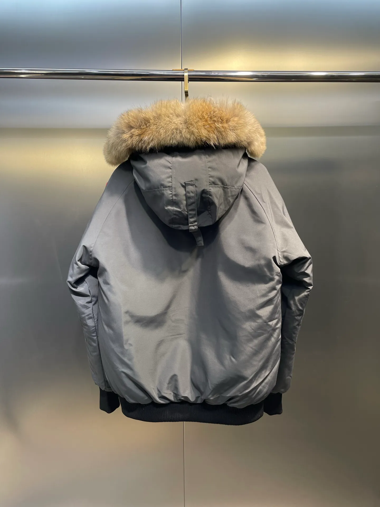 P780 high-end version Canada Goose Canada Goose #Chilliwack 7999M bomber jacket short down jacket/01 model #Men and Women Same Style# ➖ Genuine synchronous anti-counterfeiting chip sensor! ➖ Imported 21S polyester-cotton blended original fabric [last year’s 16S/18S hard fabrics have been completely eliminated, this year all use 21S genuine synchronous fabrics, the soft mid-strap feels delicate and textured], genuine synchronous Feather-Light 10D waterproof coating fabric, made of 84.5 polyester fiber and 15.5 cotton, 100% the best feel in the entire network! ➖ The genuine official website is synchronized with the national standard 80 white duck down, you can check the official website customer service, there will never be a series of misleading claims such as 90 down or goose down! ➖ Using the best nylon lining with double double-layer sealing design, velvet-proof No. 7 needle + grid-filled down ready-made garments, there is 100% no so-called velvet running! ➖ The cuffs are designed with thickened seamless threads, and the collar and pockets are lined with top-quality polar fleece to keep you warm and comfortable! ➖ Yoshida YKK provides original custom-made electroplated sliders. YKK two-way lockable zippers are tight and smooth and will not peel off paint! ➖ 3M composite guarantees that the Velcro is the same as the original, durable, and all accessories and hardware are custom-made! ➖ Imported BEHRINGER embroidery machine to customize the 10,000-needle embroidery logo, 98% of which can be reproduced to restore the original logo. You can check and compare on the official website! ➖ The fur collars are all made of large pieces of Western Canadian blue wolf hide, ensuring that each fur collar is 13-15cm wide!   Size:XS-XXL
